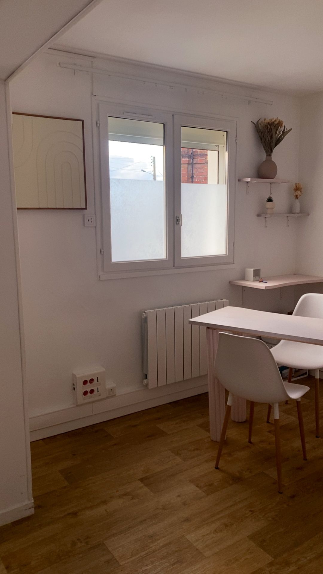 Éléments décoratifs contribuant à l’atmosphère zen et relaxante du cabinet de sophrologie.